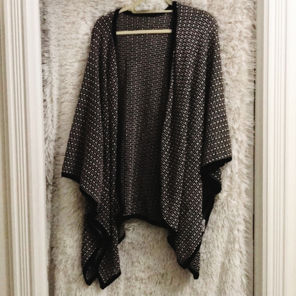 Brandy Melville Black and White Shawl / Cardigan One Size